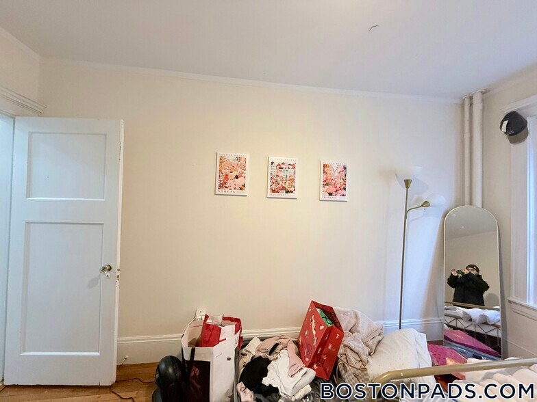 Building Photo - 452 Park Dr