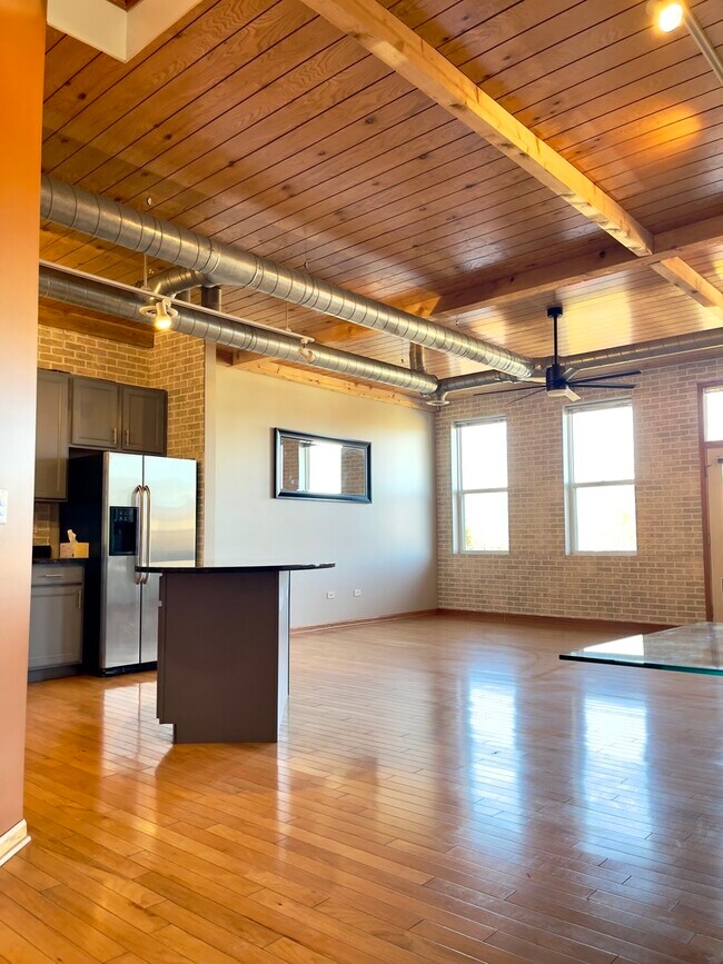 Building Photo - 1675 Town Center St