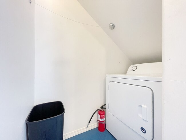 Building Photo - Dog Friendly 2/2 Kailua Duplex with one off-street parking!