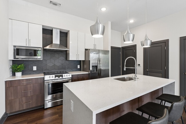 Building Photo - 112 Rogers St NE