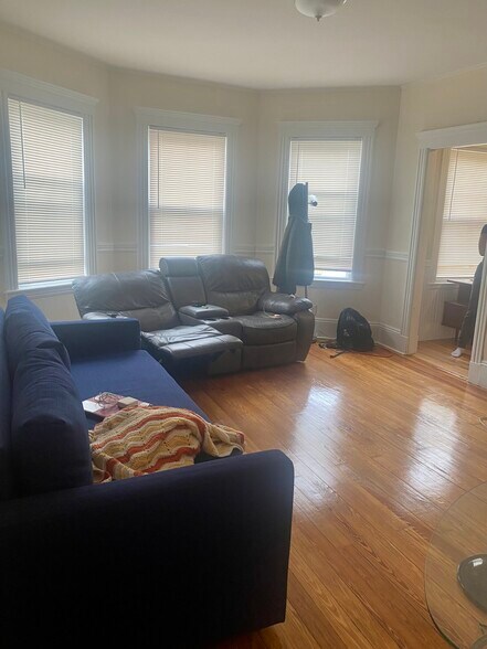 Building Photo - 2 Chester St