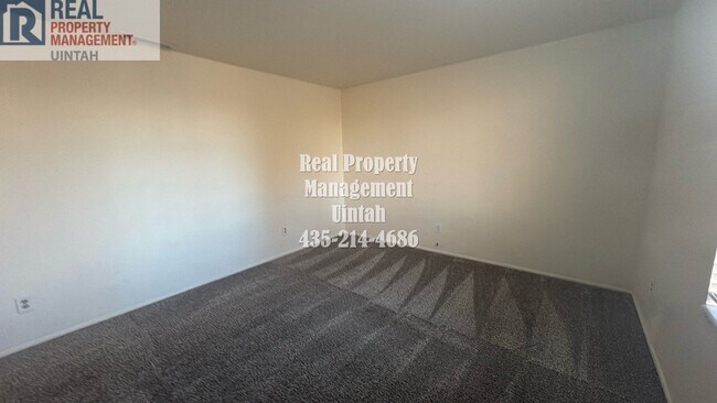 Building Photo - 3 Bedroom, 1.5 Bath Town home.