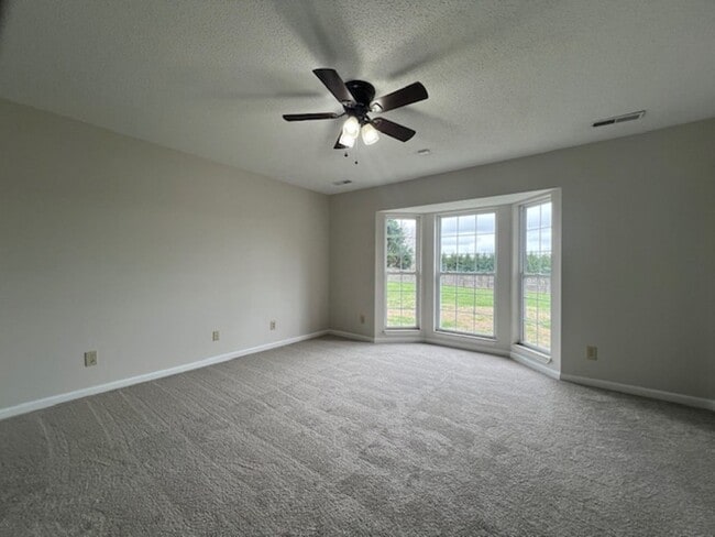 Building Photo - Move In Ready!!