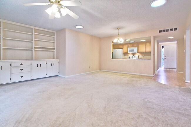 Building Photo - 2 Bedroom Condo On Holland's South Side