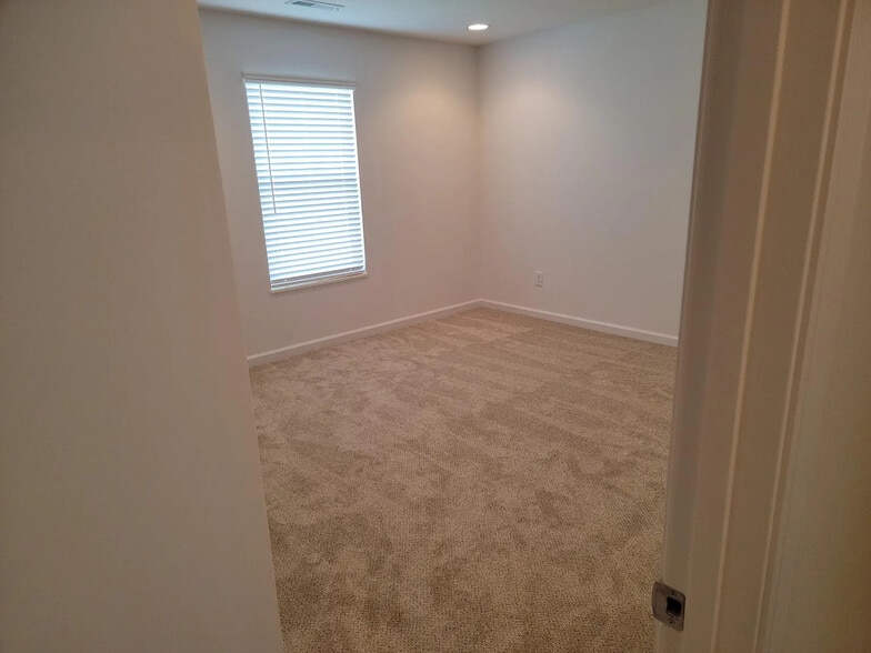 Building Photo - 7703 Mossy Landing Ln