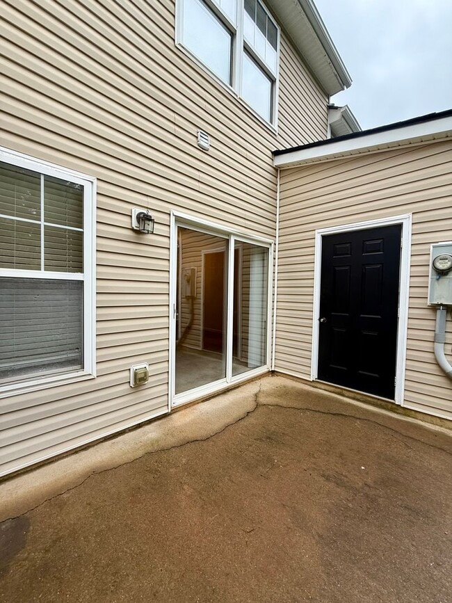 Building Photo - 2 bed/2.5 bath townhome near downtown Daws...