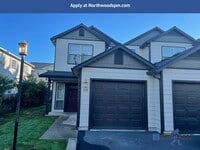 Building Photo - Beautiful 2 Bedroom 2.5 Bath Townhouse in ...