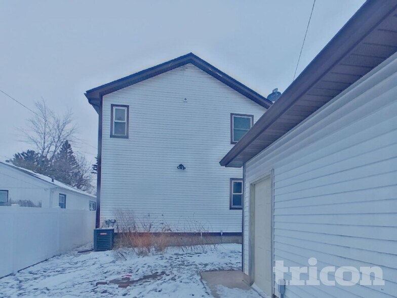 Building Photo - 2144 Sherwood Ave