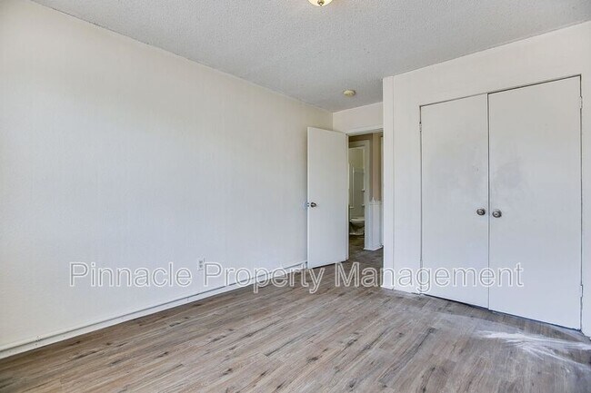 Building Photo - 132 E 11th St