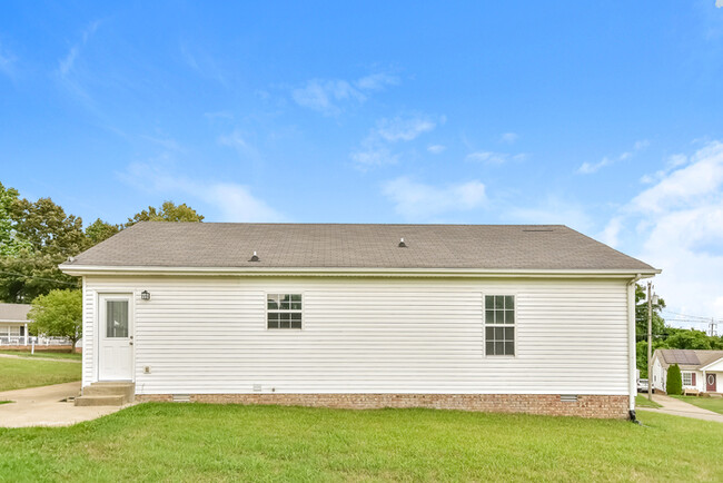 Building Photo - Nice Bedroom in Clarksville!
