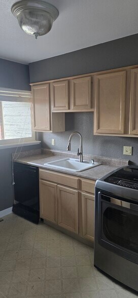 Building Photo - 8047 Wolff St