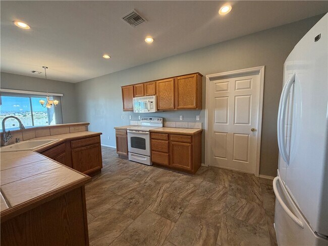 Building Photo - 1903 E La Entrada Pl