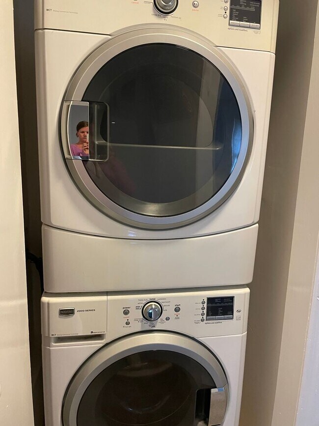 Building Photo - Williamsburg Townhome Available for Rent