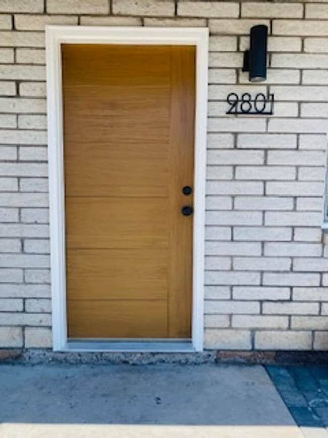 Building Photo - 4 bed 3, bath with connected guest house