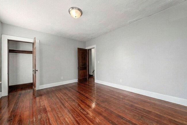 Building Photo - 398 E Northwood Ave