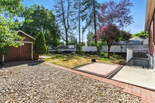 Building Photo - Gorgeous Brick Home Near Audubon Park