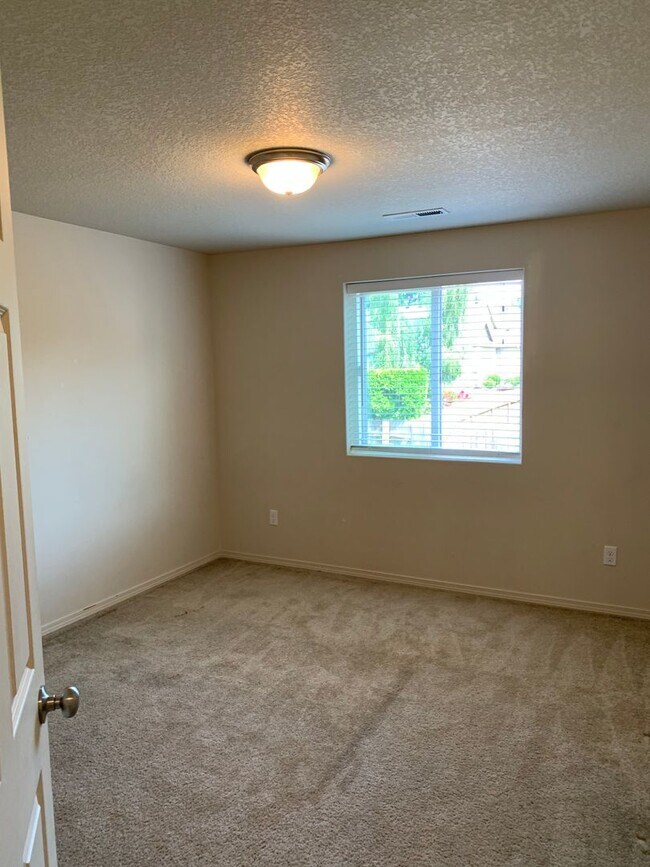 Building Photo - *** FIRST FULL MONTH'S RENT FREE***BEAUTIF...