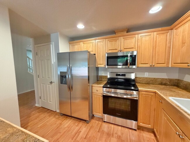 Building Photo - EZ living, Private Townhome setting Central Vancouver