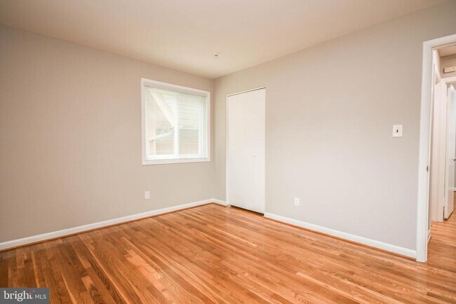 Building Photo - 3709 Lawrence Ave