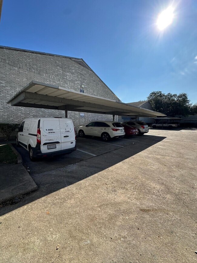 Building Photo - 9797 Leawood Blvd