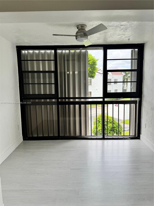 Building Photo - 9427 Fontainebleau Blvd