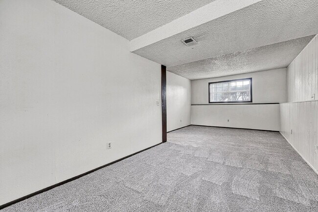 Building Photo - $2,495 - 3 Bed, 2 Bath Home in Aurora with...