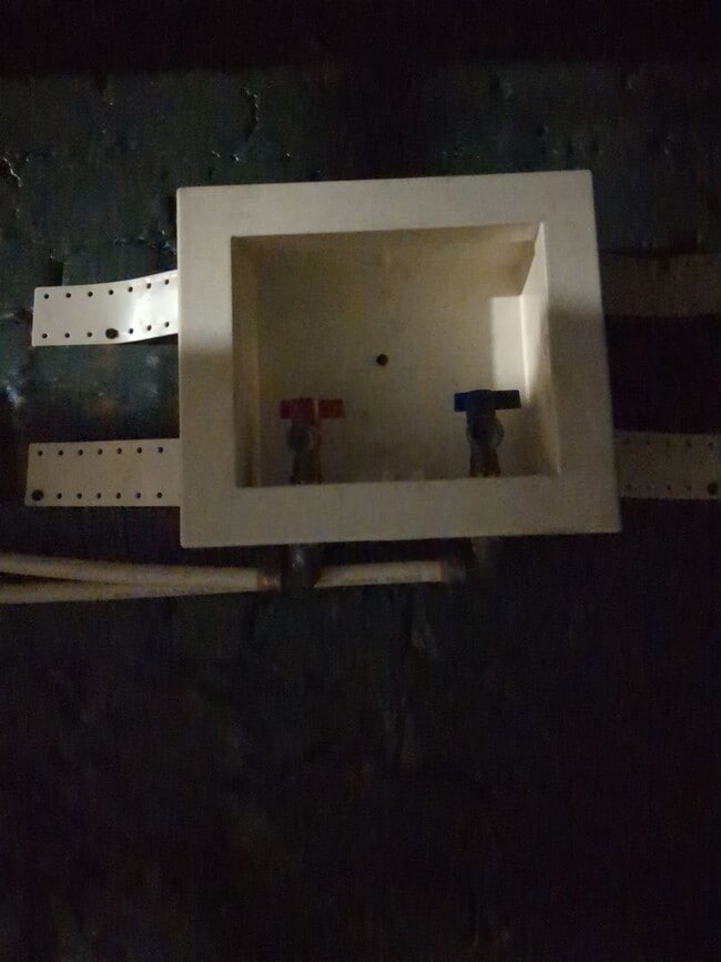 Building Photo - Recently renovated 4/5 Bedroom house