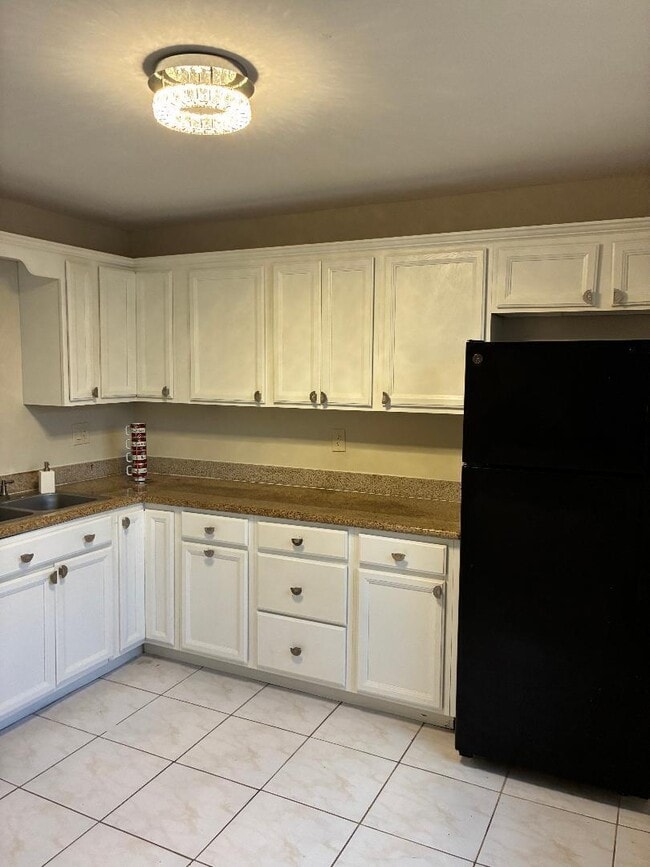 Building Photo - 98 Capri B