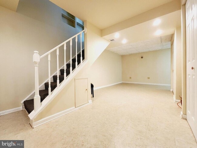 Building Photo - 23 Dufief Ct