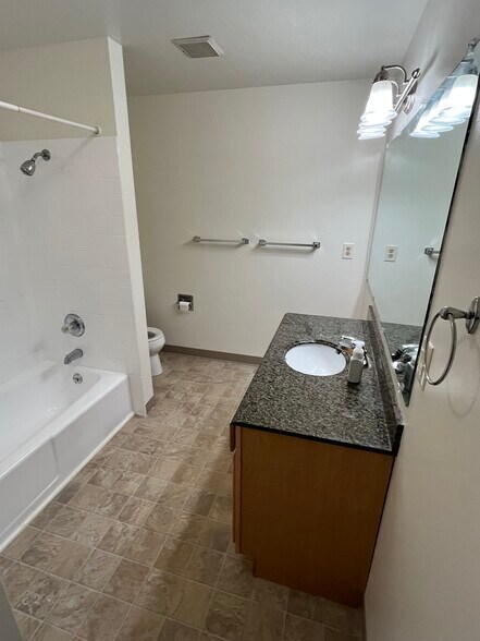 Building Photo - 1138 NE 72nd Ave