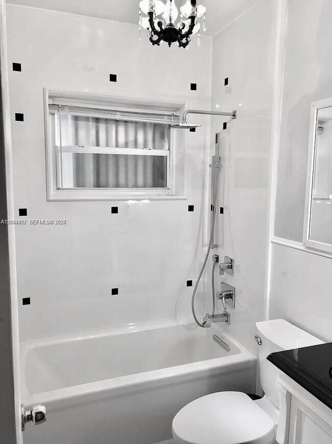 Building Photo - 2140 NE 180th St