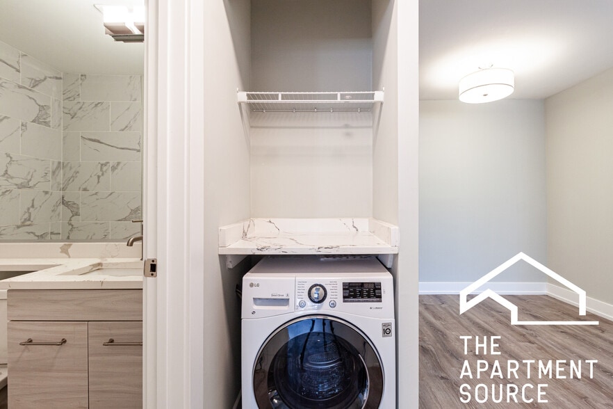 Building Photo - 454 W Barry Ave