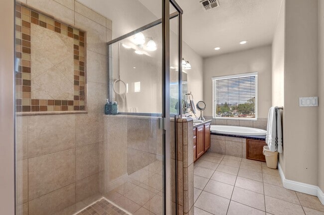 Building Photo - Central 2 Bedroom Home - Reno