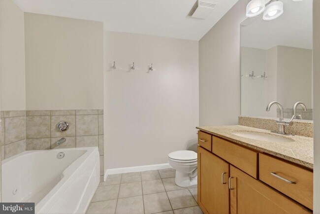 Building Photo - 2220 Fairfax Dr