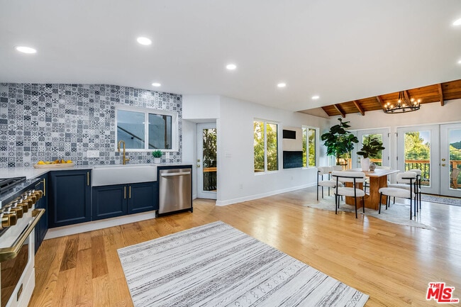 Building Photo - 3323 N Knoll Dr