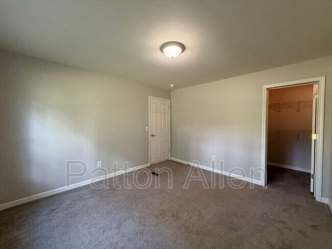 Building Photo - 18 Meadowview Terrace