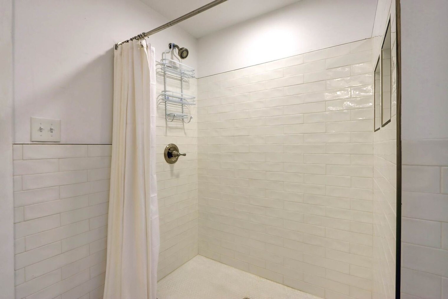 Building Photo - 306 E Victory Dr