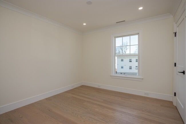 Building Photo - 7 Victoria Ln