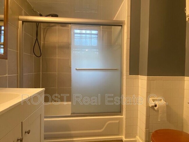 Building Photo - 609 Shoop Ave