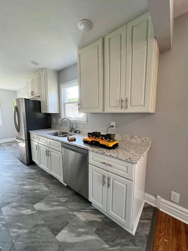 Building Photo - Adorable 3 Bedroom Fully Renovated Home!