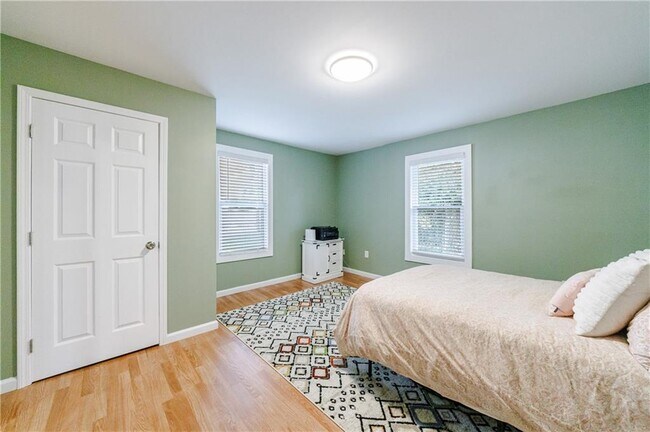 Building Photo - 554 Oak Dr