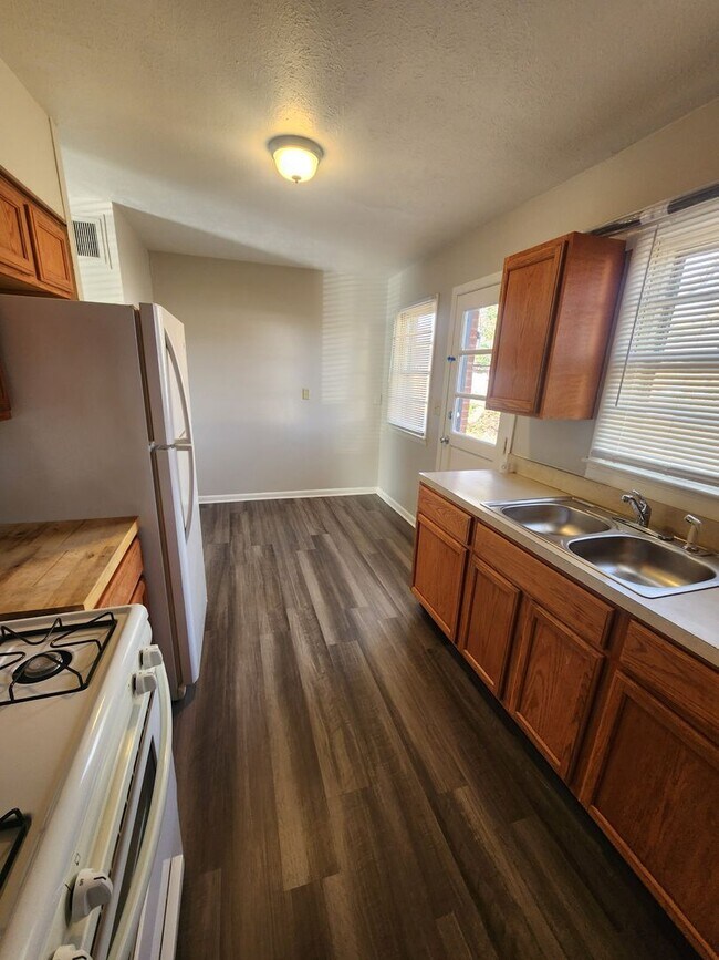 Building Photo - Spacious and updated 3 bedroom 1 bath!