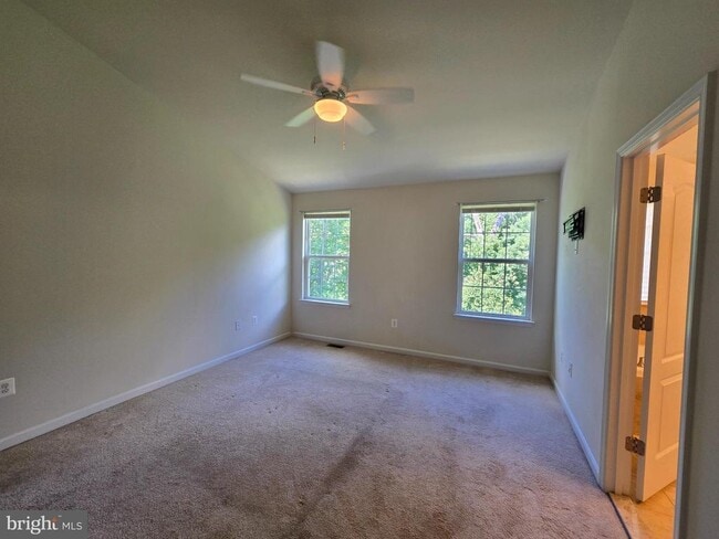 Building Photo - 320 Tree Line Dr
