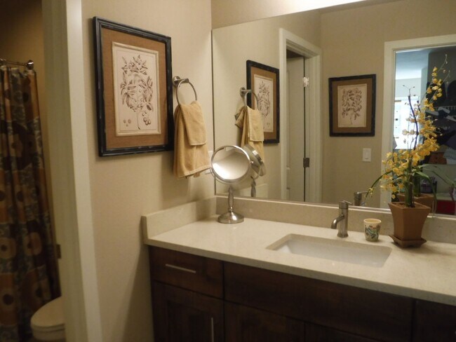 Building Photo - Beautiful 3 Bed/2.5 Bath Townhome in Great Location - Vail Lane