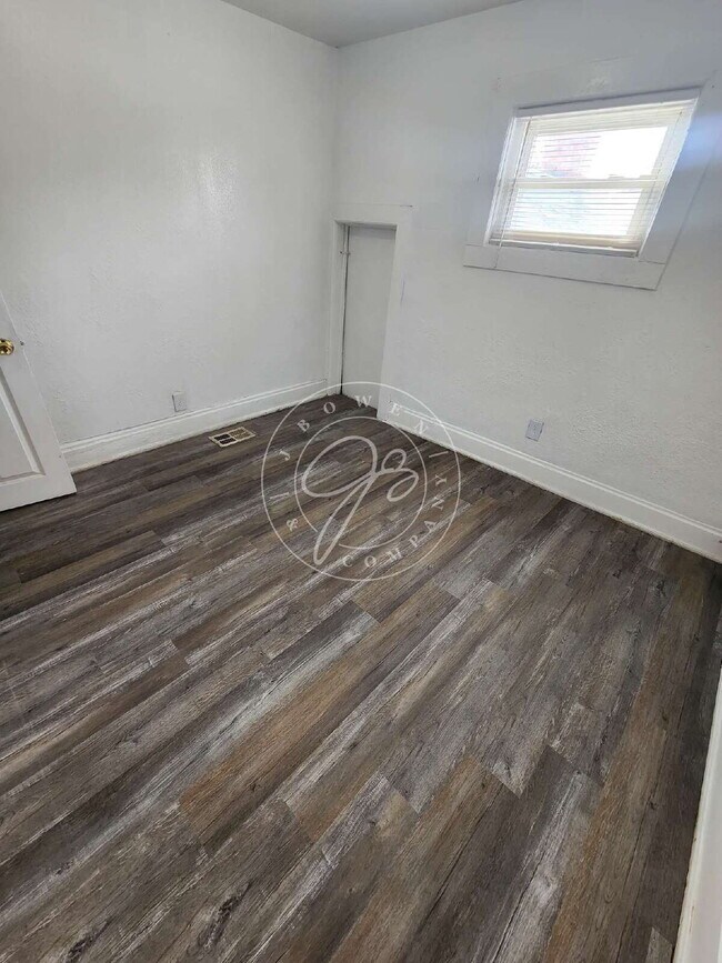 Building Photo - 4 bed 2 bath home with over 1600 Sq Feet!