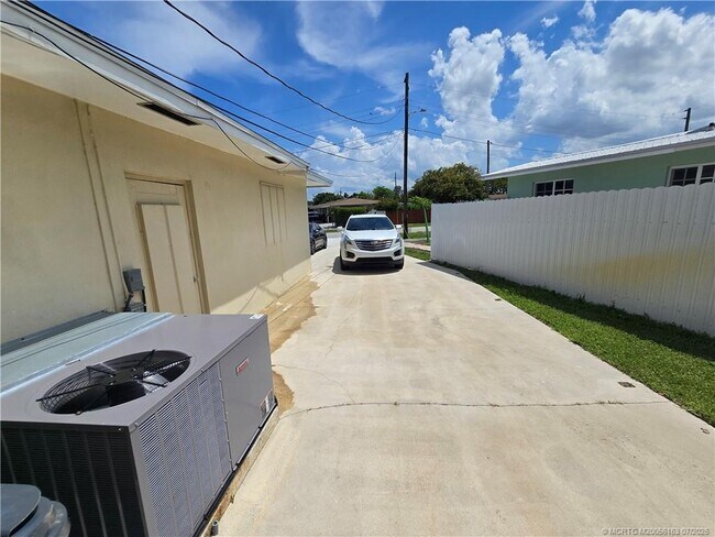 Building Photo - 2648 Rockcrest Ct