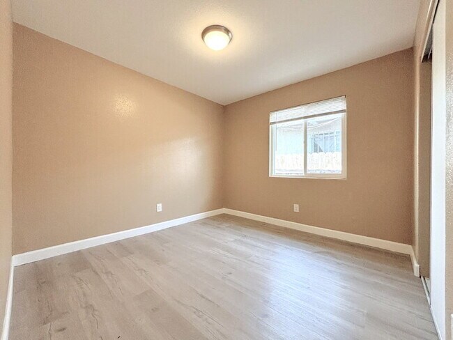 Building Photo - 1385 E Vernon Ave