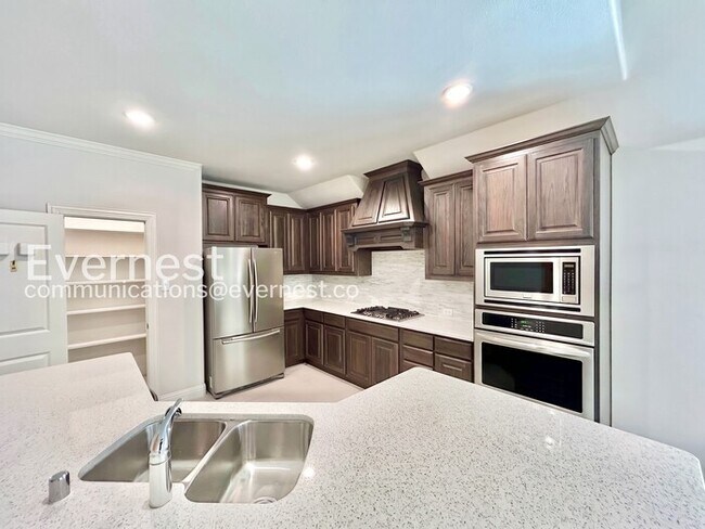 Building Photo - 4 Bed/2 Bath Home with Garage & Fenced Yard / Pet-Friendly / Available Now!
