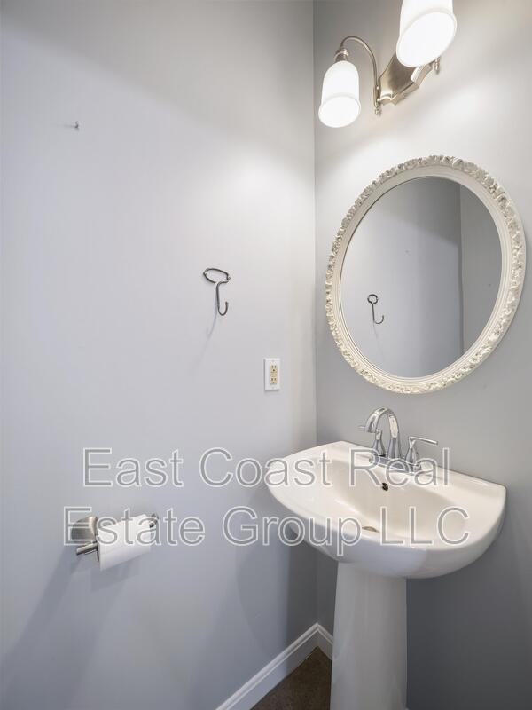 Building Photo - 4910 Edgeware Terrace