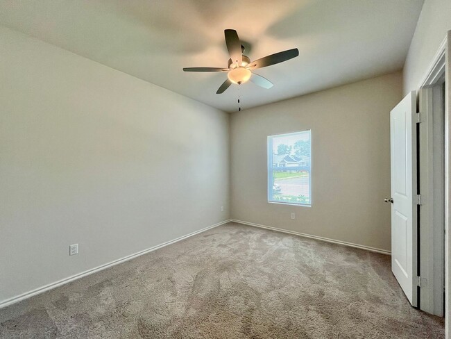 Building Photo - 202 S Rainbow Dr